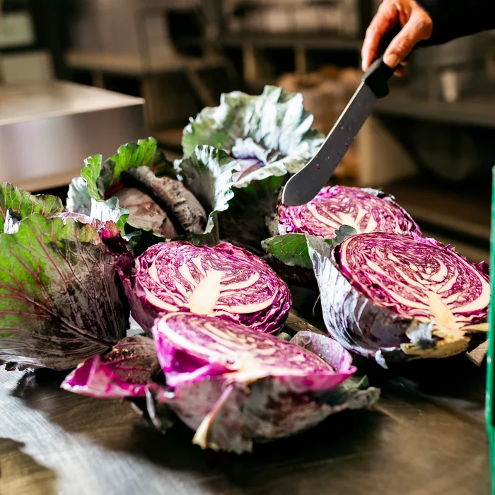 Rode kool in twee gesneden