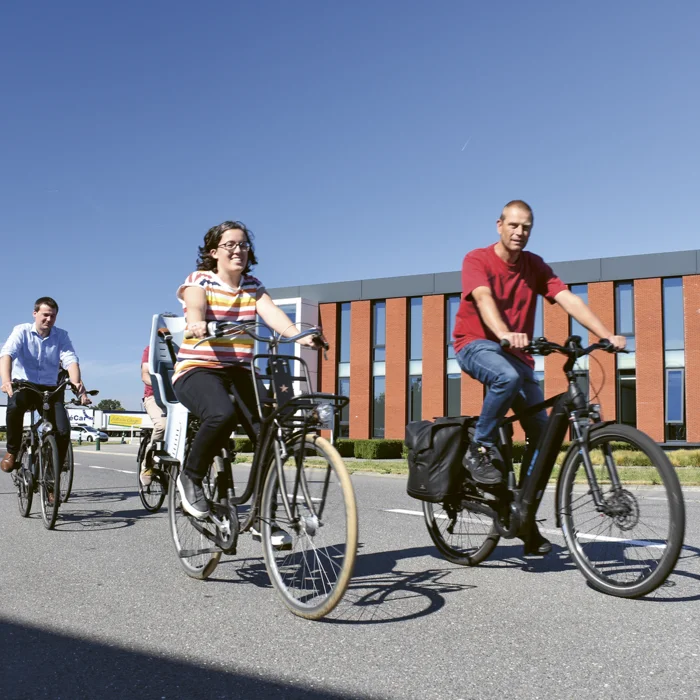 Werknemers van BelOrta met de fiets
