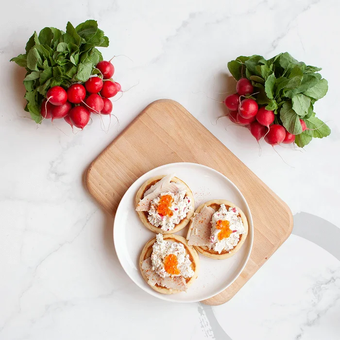 Blini’s met gerookte heilbot & radijs
