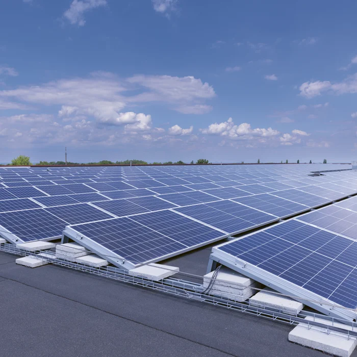 Zonnepanelen op het dak van onze sites
