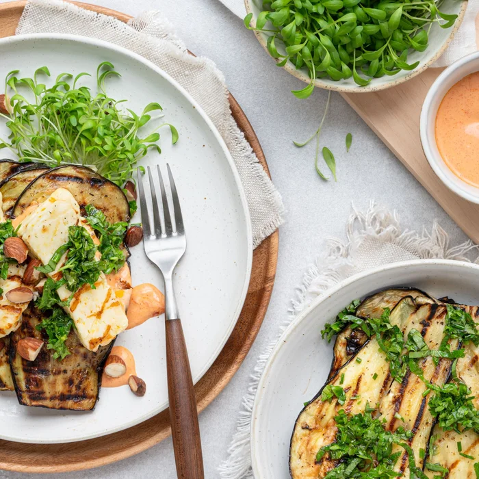 Gegrilde aubergine met naan en Gochujang mayonaise