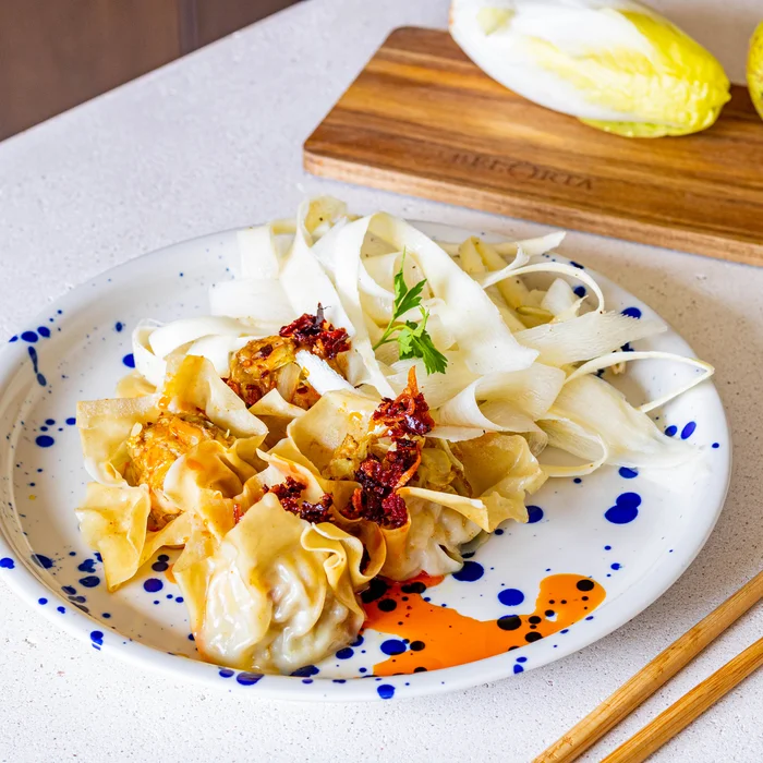 Dumplings met witte kool, witloof, rammenas, pastinaak en peer