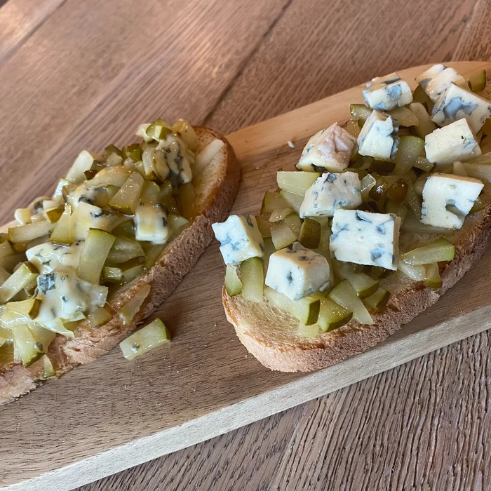 Bruschetta met gestoofde peer