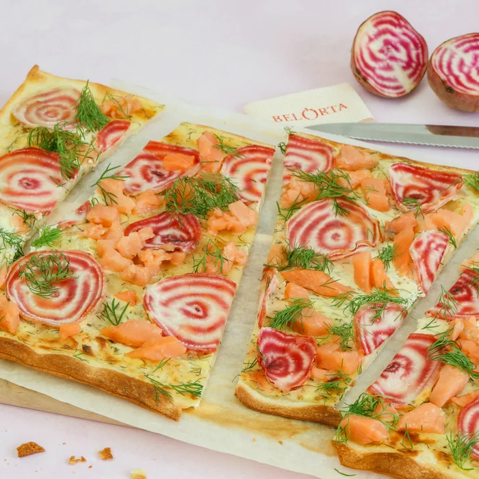 Flammkuchen met chioggia biet en gerookte zalm