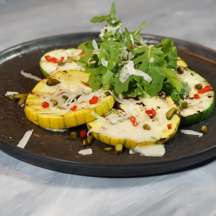 Gegrilde Zucchiolo met rucola, pistachenoten en pecorinokaas