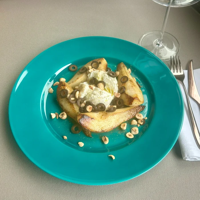 Gekarameliseerde peer met burrata