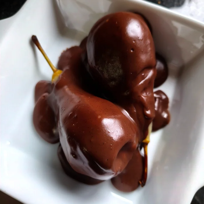Gestoofde peer met chocolade