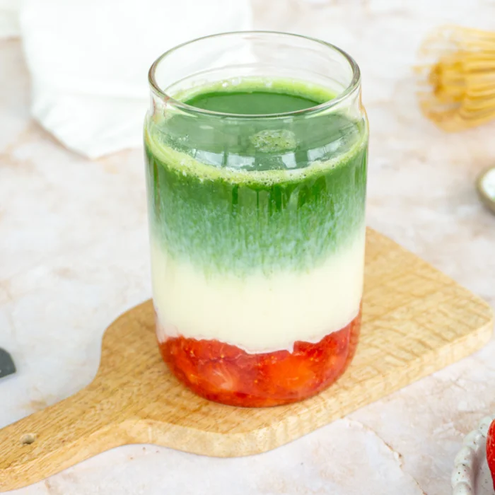 Iced matcha latte met aardbeien 