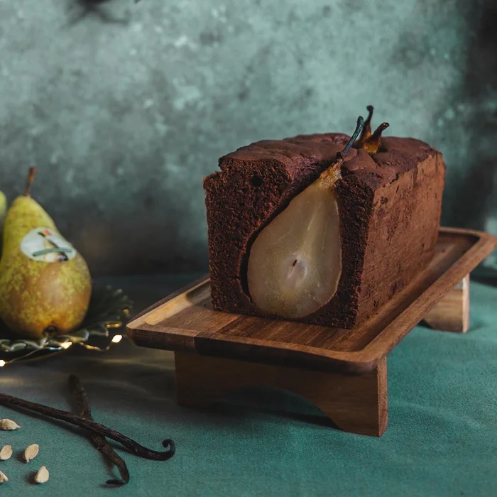 Chocoladecake met gepocheerde peren