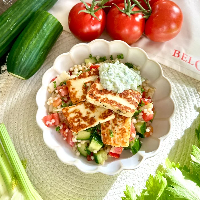 Salade de perles de couscous, légumes croquants et halloumi grillé