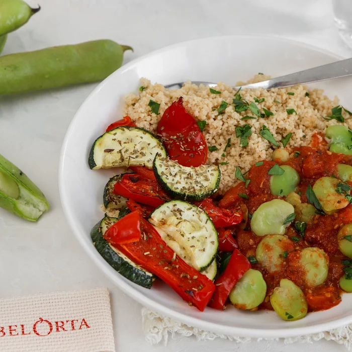 tuinbonen in tomatensaus met geroosterde groenten