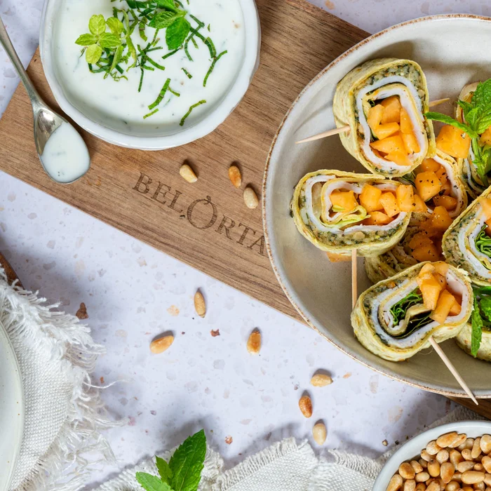Aperowraps met meloen, kip en pesto van munt