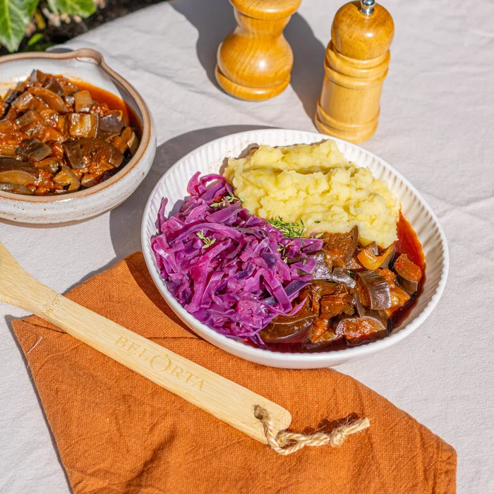 Aubergine stoverij met rode kool