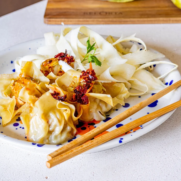 Dumplings met witte kool, witloof, rammenas, pastinaak en peer