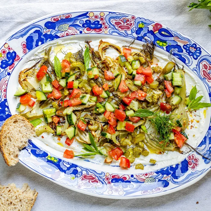 Whipped feta met geroosterde venkel, selder en frisse salsa 