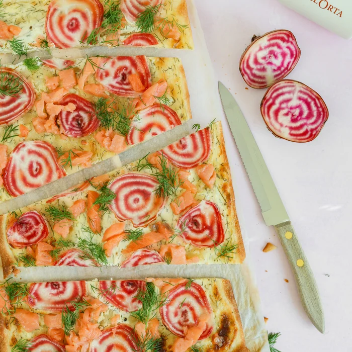 Flammkuchen met chioggia biet en gerookte zalm