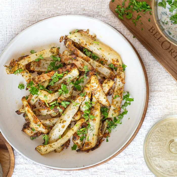 Koolrabi-Parmezaanfrietjes met kruidige looksaus