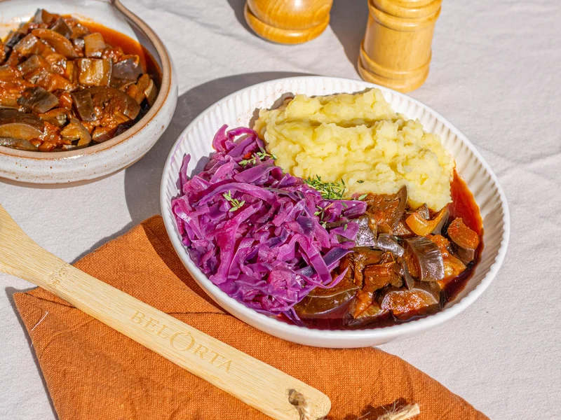 Aubergine stoverij met rode kool