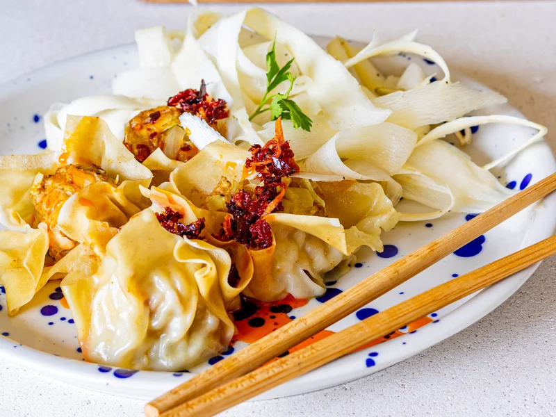 Dumplings met witte kool, witloof, rammenas, pastinaak en peer