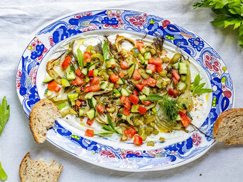 Whipped feta met geroosterde venkel, selder en frisse salsa 