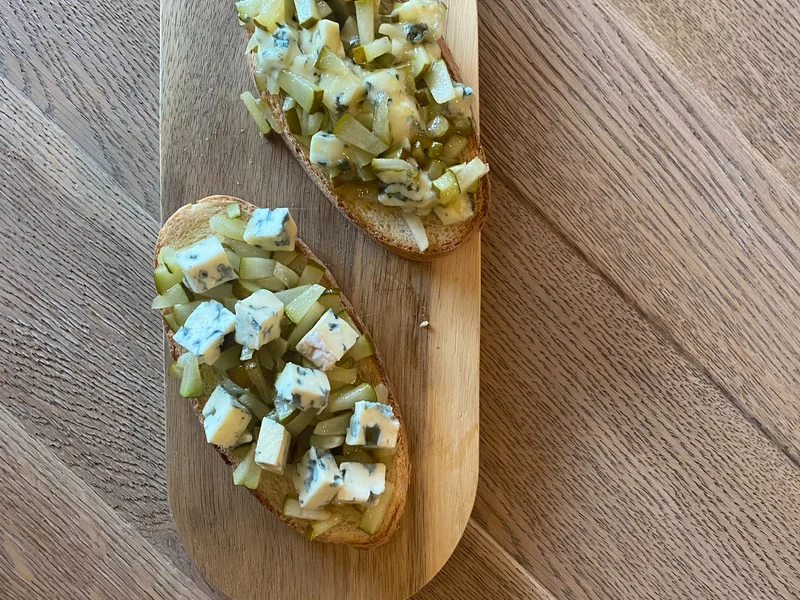 Bruschetta met gestoofde peer