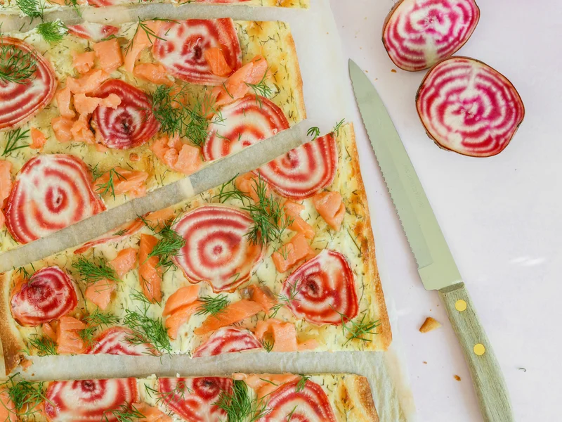 Flammkuchen met chioggia biet en gerookte zalm