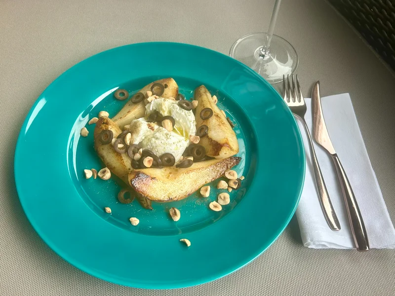 Gekarameliseerde peer met burrata