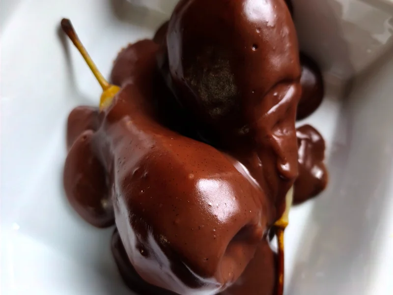 Gestoofde peer met chocolade