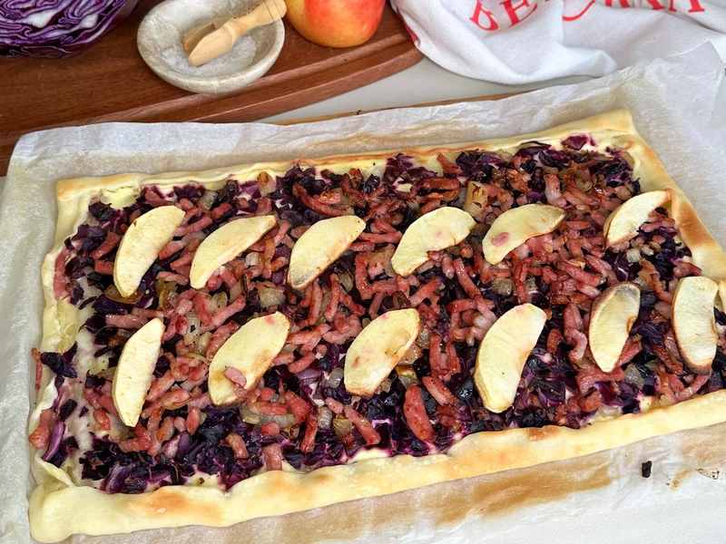 Flammkuchen met rode kool en appel