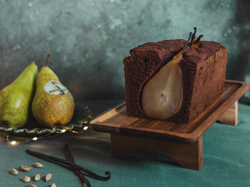 Chocoladecake met gepocheerde peren