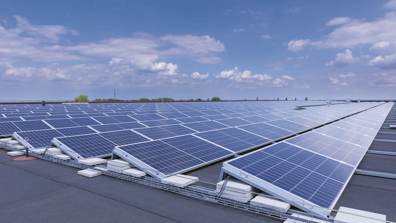 Zonnepanelen op het dak van onze sites